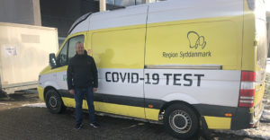 Kiilto-direktør Bo Eriksen foran covid-19-testbilen