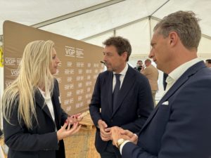 Direktør for Fynsk Erhverv, Anne Dyrehauge, i dialog med VGP CEO Jan Van Geet og landechef Kristoffer Kaae Stimpel